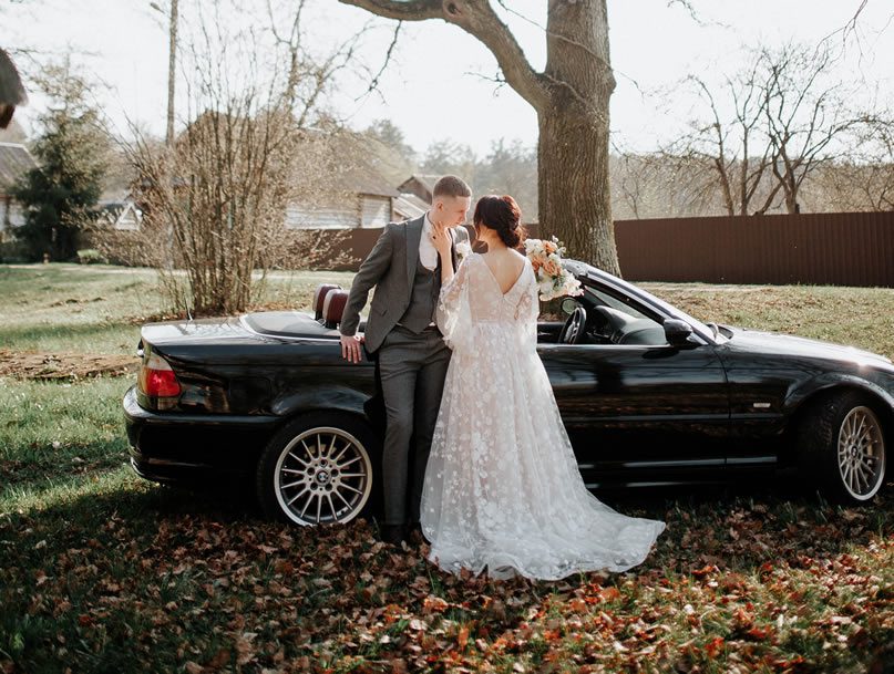 wedding couple with black limousine